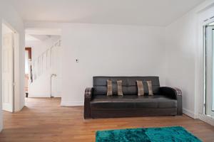 4 Bedrooms Self Catering Dagenham House, Free Wifi & Netfix