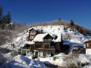 una casa su una collina innevata con neve di Franz Rudolf a Bad Aussee