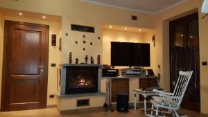 a living room with a fireplace and a television at Il Riposo Del guerriero in Corio