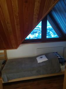 Un pat sau paturi într-o cameră la Domek "Pod Lubaniem"