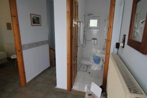 een badkamer met toilet en wastafel bij VILLA RELAX in Skala Kallirakhis