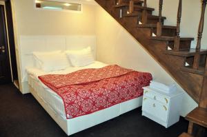 Ein Bett oder Betten in einem Zimmer der Unterkunft Комнаты в Кузнечном переулке