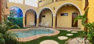 a courtyard with a swimming pool in a building at Casa Sisal Valladolid Yuc in Valladolid