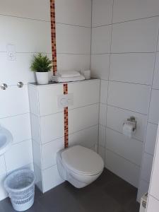 Bathroom sa Gästehaus Ermen