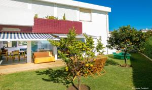 une maison avec un oranger dans la cour dans l'établissement C12 - Sunshine Apartment in Luz, à Luz