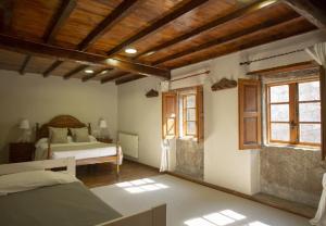 Postel nebo postele na pokoji v ubytování Iberik Casa Vilamor + 37 fotografií