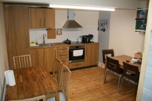 爱丁堡EdinB&B的一间带木桌的厨房和一间带用餐室的厨房