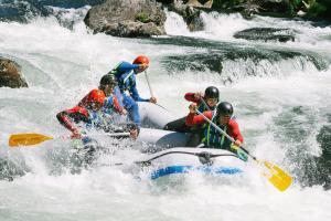 Un gruppo di persone su una zattera in un fiume. di Quinta Vilar e Almarde a Castelo de Paiva