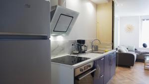 サン・マロにある" Panama " 1 Bedroom Duplex Flatのキッチン(シンク、コンロ付) 上部オーブン