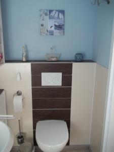małą łazienkę z toaletą i umywalką w obiekcie InselGlück w mieście Fehmarn