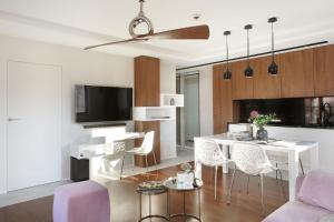a kitchen and living room with a table and chairs at Apartament Przystań w Waterlane Island in Gdańsk