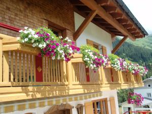 balkon z skrzyniami kwiatowymi na budynku w obiekcie Haus Jehle w Lech am Arlberg