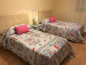 Postel nebo postele na pokoji v ubytování Hostal Restaurante Milenium