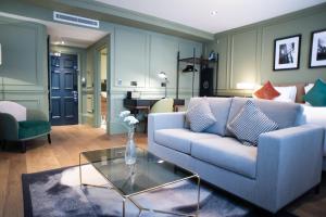 een woonkamer met een bank en een tafel bij Counting House in Londen