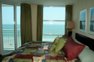 een slaapkamer met een bed en uitzicht op de oceaan bij Seaside Resort by Capital Vacations in Myrtle Beach