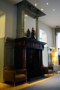 
a living room with a fireplace and a fireplace mantel at Hotel Du Congres in Brussels
