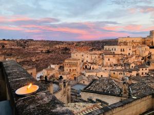 La Casa Di Gio' في ماتيرا: وجود شمعه جالسه فوق المدينه