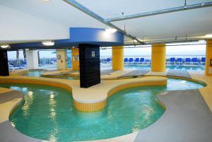 una gran piscina cubierta en un edificio en Seaside Resort by Capital Vacations en Myrtle Beach