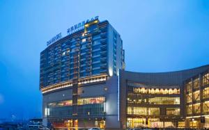 un gran edificio de oficinas con muchas ventanas en Somerset Emerald City Suzhou, en Suzhou