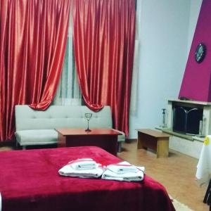 Postel nebo postele na pokoji v ubytování Guest House Sakis.