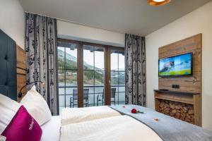Postel nebo postele na pokoji v ubytování Alpin Chalet am Burgsee + 37 fotografií