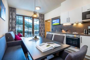 Kuchyň nebo kuchyňský kout v ubytování Alpin Chalet am Burgsee