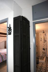 um quarto com duas portas pretas e um quarto em ZEN Apartment em Serres