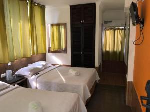 Un pat sau paturi într-o cameră la Hotel Costa Inn