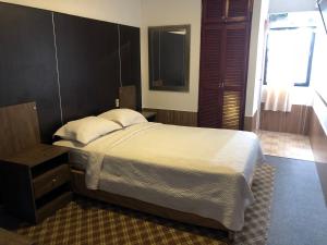 Hotel Costa Inn tesisinde bir odada yatak veya yataklar