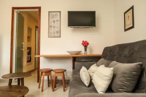 a living room with a couch and a table at Pousada Ravenalas - Apartamentos e Flats in Barra Grande