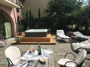 A seating area at L'Aromatario