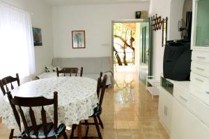 una sala da pranzo con tavolo e sedie e una cucina di Apartman Gordana a Trogir
