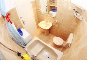un piccolo bagno con lavandino e servizi igienici di Apartman Gordana a Trogir