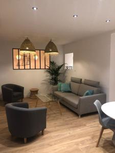 Coin salon dans l'établissement L'Escale Sètoise