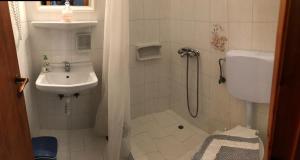 uma casa de banho com um chuveiro, um WC e um lavatório. em Narkissos Studios em Aliki