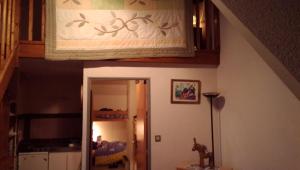 サント・マリー・ド・カンパンにあるles goutillesのカーテン付きの階段のある部屋
