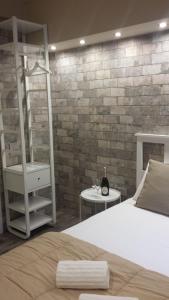 ein Schlafzimmer mit einem Bett, einer Leiter und einem Tisch in der Unterkunft VENTIMIGLIA SUITE & WINE in Catania