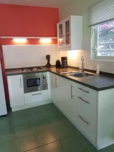 A kitchen or kitchenette at Heliemar