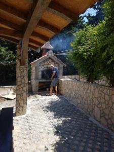 Gril dostupný pro hosty v apartmánu