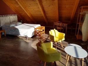Saint-ClémentにあるLa Grange de l'Ardeyrolのベッドルーム(ベッド1台、椅子、テーブル付)