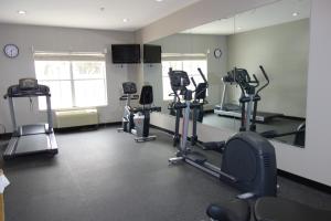 Posilňovňa alebo fitness centrum v ubytovaní Country Inn & Suites by Radisson, Round Rock, TX