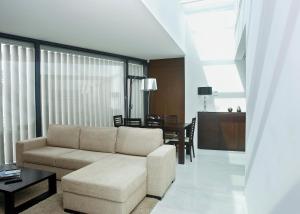 Ruang duduk di Atlantic House