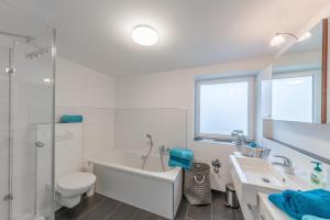 ein Badezimmer mit Badewanne, Toilette und Waschbecken in der Unterkunft Bodensee Ferienwohnung Claudia 4 in Friedrichshafen + 52 Fotos