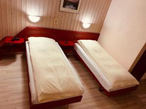 A bed or beds in a room at Hotel Lyssach