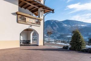 - Balcón de un edificio con vistas a la montaña en Il Gallo, en Pergine Valsugana