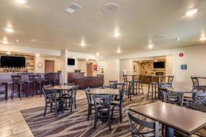 um restaurante com mesas e cadeiras e um bar em Cobblestone Inn & Suites - Bridgeport em Bridgeport