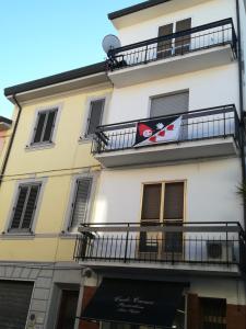 ヴィアレッジョにあるAppartamento Manolaの旗のある建物