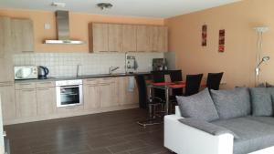 eine Küche und ein Wohnzimmer mit einem Sofa und einem Tisch in der Unterkunft Ferienwohnung Wertke (F****) Konstanz in Konstanz