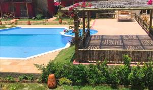 uma piscina num quintal com uma casa em Chale´Ville Charme 501 em Luís Correia