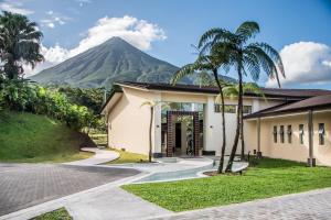 una casa con una montaña en el fondo en Hotel Lomas del Volcan, en Fortuna